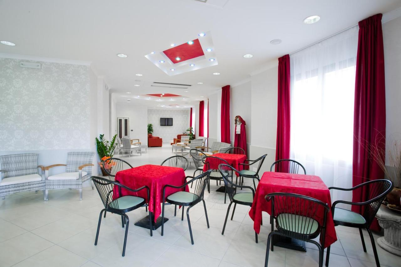 Hotel Le Lune Гаттео-а-Маре Екстер'єр фото